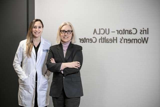 Dr. Janet Pregler(左)和Dr. Erin Baroni at the Iris Cantor — UCLA Women’s Health Center in Westwood on Thursday, 1月18日, 2024. (Joshua Sudock | 皇冠hga025大学洛杉矶分校健康)